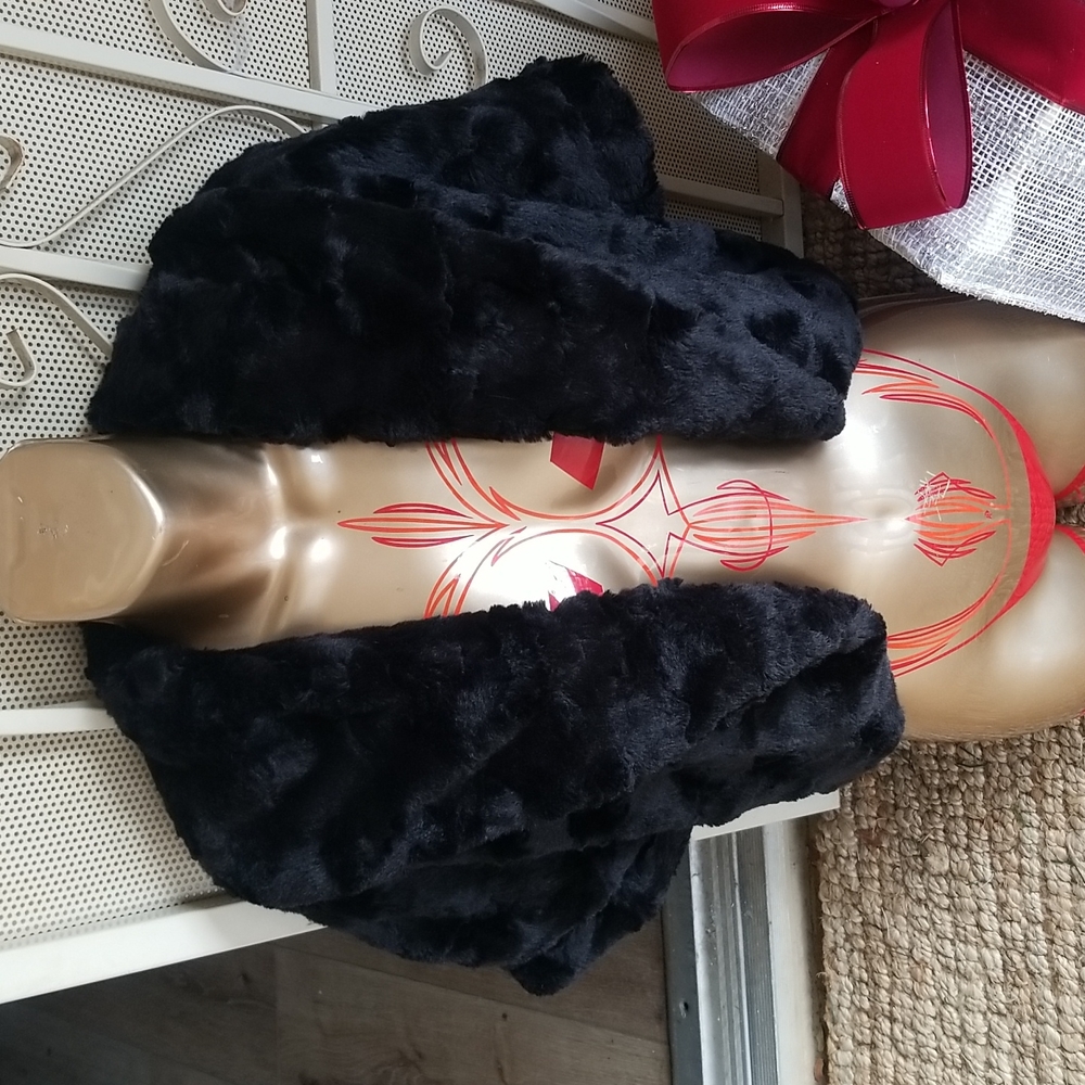 WD NY  Black Faux Fur Shrug Jacket. SMALL.